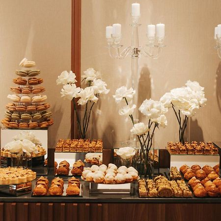 Radisson Blu Hotel, Cluj Exterior foto A dessert table at a wedding