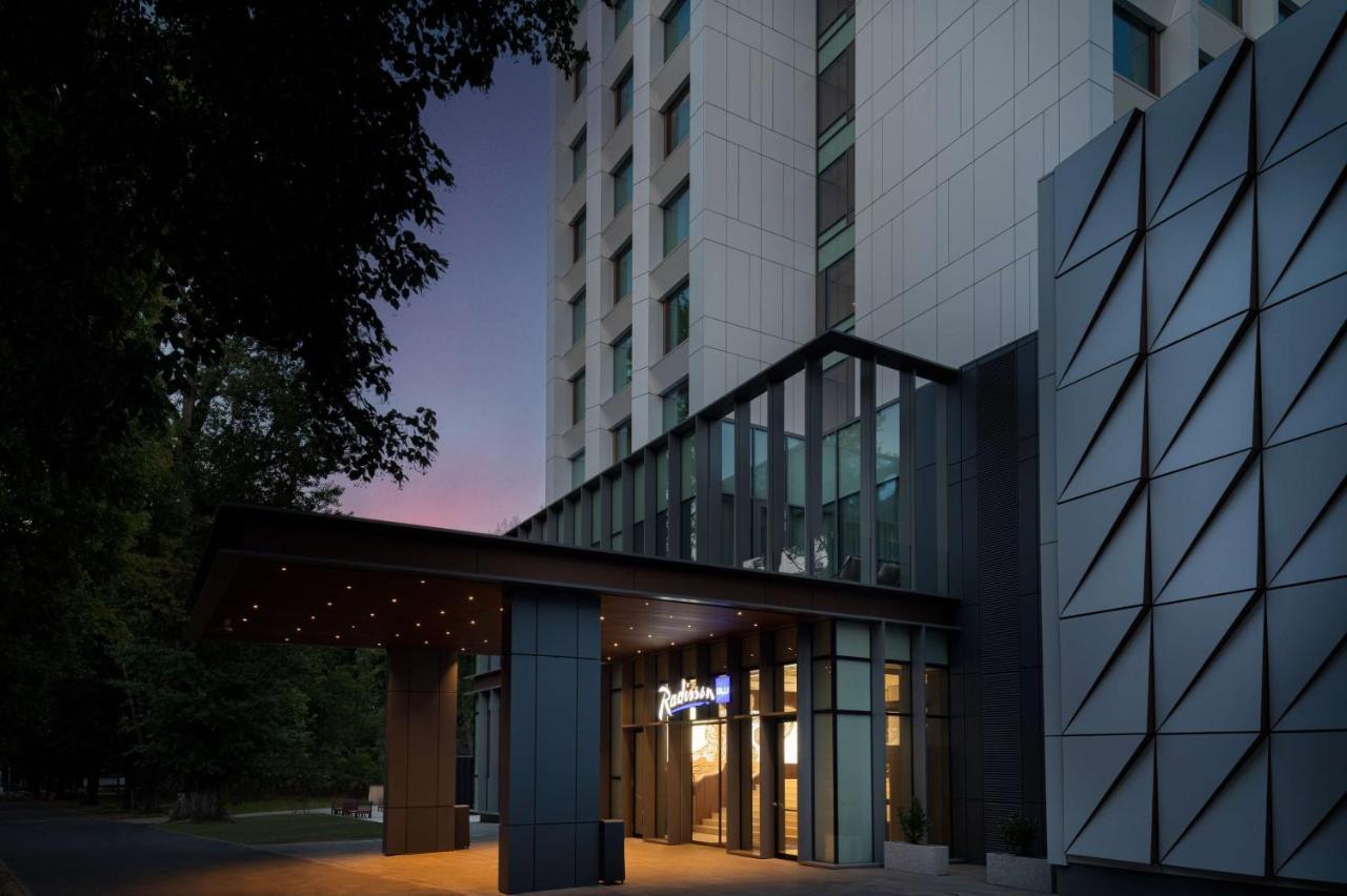 Radisson Blu Hotel, Cluj Exterior foto Entrance to the hotel