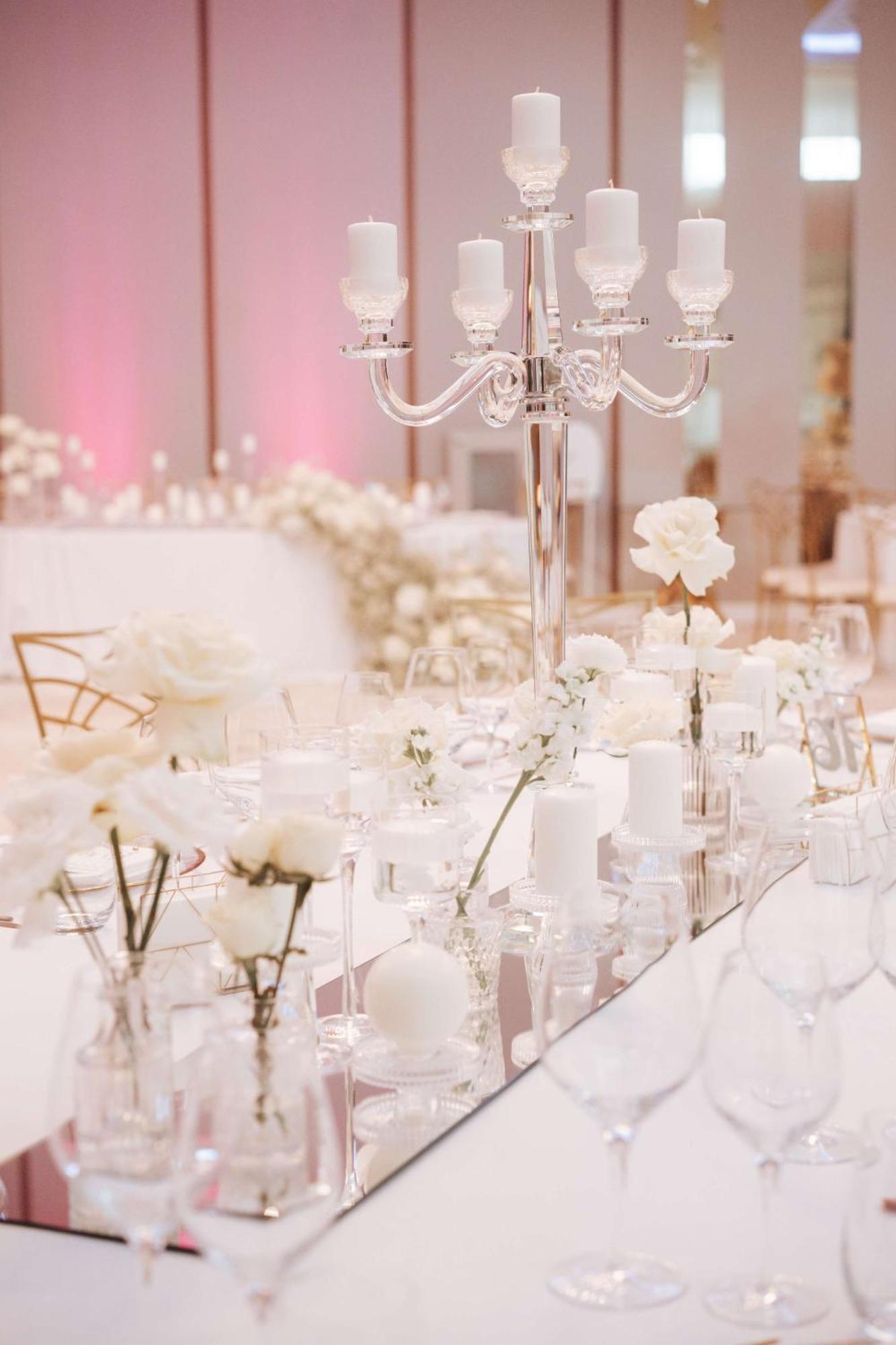 Radisson Blu Hotel, Cluj Exterior foto A table set for a wedding reception