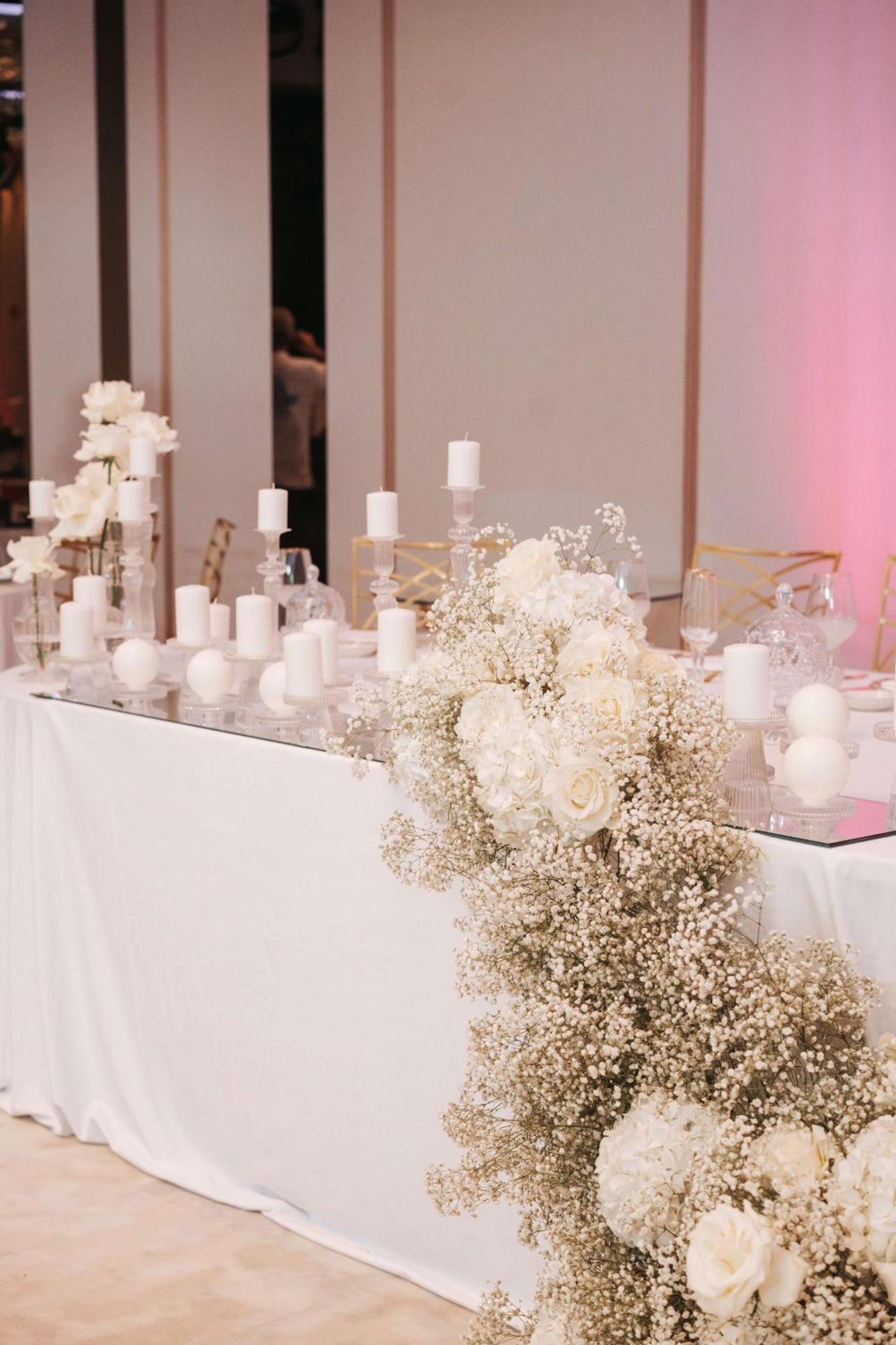 Radisson Blu Hotel, Cluj Exterior foto A table decorated with white flowers and candles
